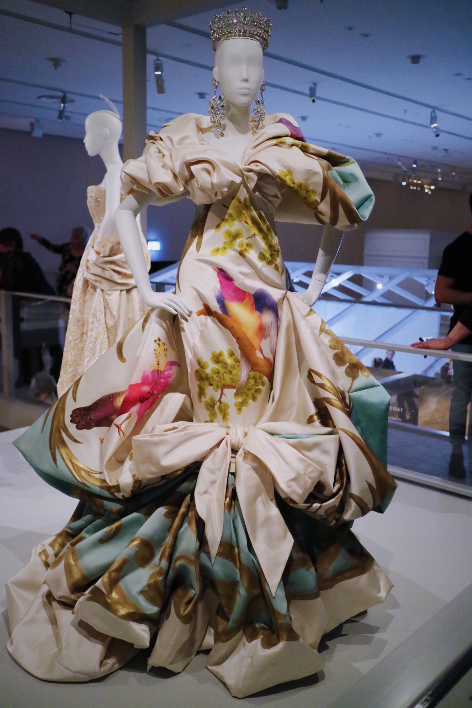 THE HOUSE OF DIOR : SEVENTY YEARS OF HAUTE COUTURE – Luvina